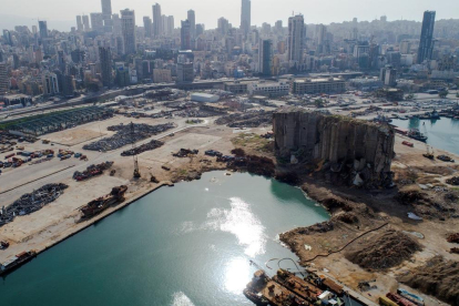 Imatges capturades amb dron mostren la zona portuària destruïda en complir-se sis mesos des del dia de l'explosió, a Beirut, Líban. Almenys 200 persones van morir i més de sis mil van resultar ferides en l'explosió de Beirut que va destruir la zona portuària el 4 d'agost. Es creu que va ser provocada per unes 2.750 tones de nitrat d'amoni emmagatzemades en un dipòsit.