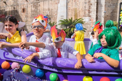 La Festa dels Barris torna a omplir de color i música els carrers de Riudoms després de dos anys de pandèmia.
