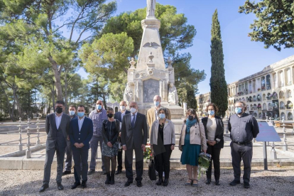 Conmemoración del día de Todos los Santos con ofrenda institucional en el cementerio de Reus
