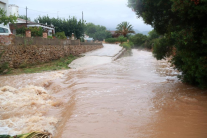 Las localidades de las Cases de'Alcanar y Sant Carles de la Ràpita vivieron un 1 de septiembre muy duro después de que cayeran más de 200 litros de agua en mucho poco rato y se produjeran inundaciones y graves desperfectos en las viviendas y la vía pública.