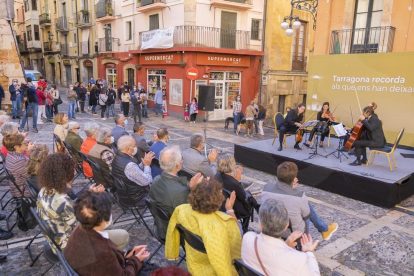 Concert d'homenatge als difunts a Tarragona amb l'actuació del Quartet Gerhard a la plaça de les Cols.