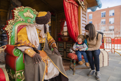 El patge reial recull les cartes als Reis Mags dels nens i nenes de la Pobla de Mafumet.