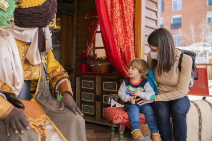 El paje real recoge las cartas a los Reyes Magos de los niños y niñas de la Pobla de Mafumet.