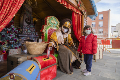 El paje real recoge las cartas a los Reyes Magos de los niños y niñas de la Pobla de Mafumet.