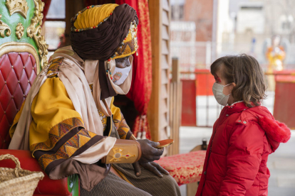 El paje real recoge las cartas a los Reyes Magos de los niños y niñas de la Pobla de Mafumet.