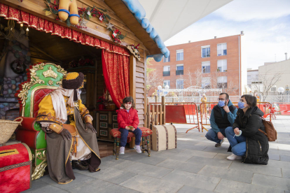 El paje real recoge las cartas a los Reyes Magos de los niños y niñas de la Pobla de Mafumet.