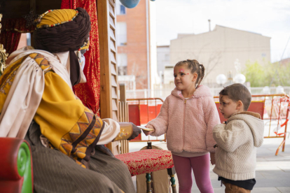 El paje real recoge las cartas a los Reyes Magos de los niños y niñas de la Pobla de Mafumet.