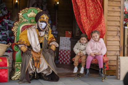 El paje real recoge las cartas a los Reyes Magos de los niños y niñas de la Pobla de Mafumet.