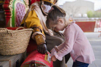 El paje real recoge las cartas a los Reyes Magos de los niños y niñas de la Pobla de Mafumet.