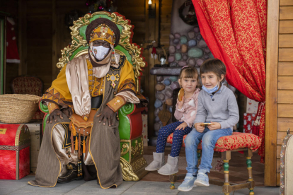 El paje real recoge las cartas a los Reyes Magos de los niños y niñas de la Pobla de Mafumet.