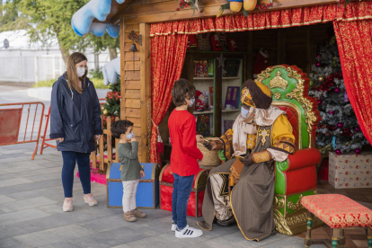 El paje real recoge las cartas a los Reyes Magos de los niños y niñas de la Pobla de Mafumet.