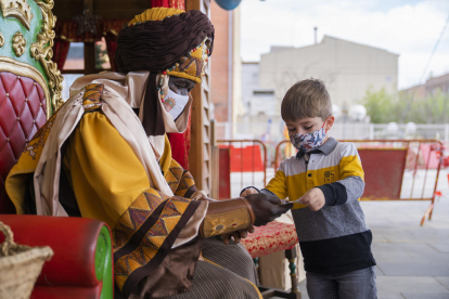 El paje real recoge las cartas a los Reyes Magos de los niños y niñas de la Pobla de Mafumet.