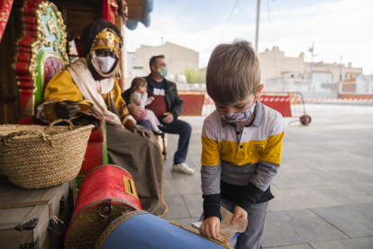 El patge reial recull les cartes als Reis Mags dels nens i nenes de la Pobla de Mafumet.