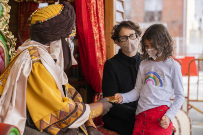 El paje real recoge las cartas a los Reyes Magos de los niños y niñas de la Pobla de Mafumet.