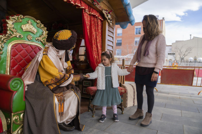 El paje real recoge las cartas a los Reyes Magos de los niños y niñas de la Pobla de Mafumet.