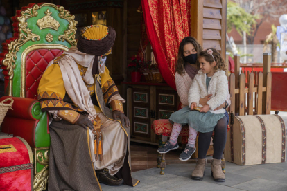 El patge reial recull les cartes als Reis Mags dels nens i nenes de la Pobla de Mafumet.