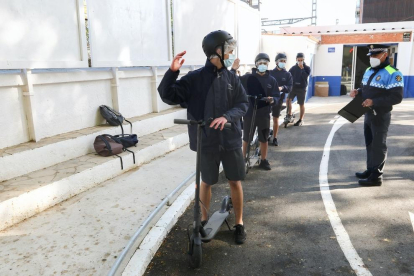 La Guàrdia Urbana de Reus forma prop de 800 joves en la conducció segura de patinets