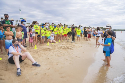 Casi 200 personas recogen residuos en la playa Llarga de Tarragona de la mano de Mare Terra. La fundación ecologista quiere concienciar a las generaciones a más jóvenes de que hay que cuidar el litoral