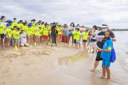 Casi 200 personas recogen residuos en la playa Llarga de Tarragona de la mano de Mare Terra. La fundación ecologista quiere concienciar a las generaciones a más jóvenes de que hay que cuidar el litoral