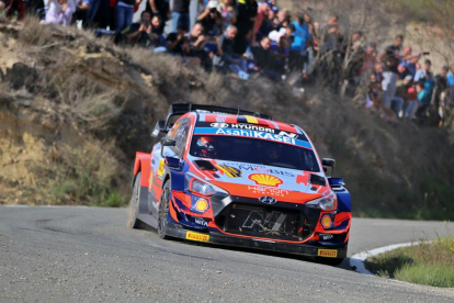 La parella Thierry Neuville-Martijn Wydaeghe amb el Hyundai i20 Coupe WRC no dona cap oportunitat als seus competidors i continua regnant a la classificació del Rally RACC.