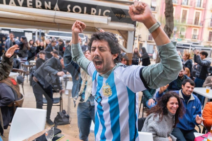 La selecció Argentina va guanyar el Mundial de Qatar i els argentins a Tarragona ho van celebrar amb una gran festa.