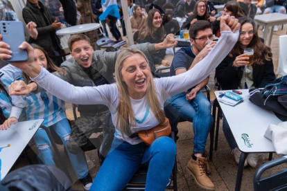 La selecció Argentina va guanyar el Mundial de Qatar i els argentins a Tarragona ho van celebrar amb una gran festa.