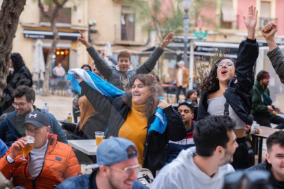 La selecció Argentina va guanyar el Mundial de Qatar i els argentins a Tarragona ho van celebrar amb una gran festa.