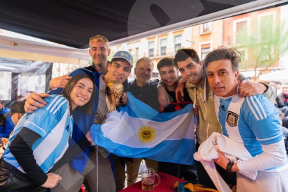 La selecció Argentina va guanyar el Mundial de Qatar i els argentins a Tarragona ho van celebrar amb una gran festa.