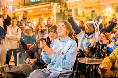 La selecció Argentina va guanyar el Mundial de Qatar i els argentins a Tarragona ho van celebrar amb una gran festa.