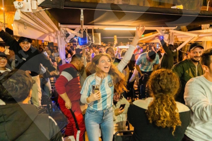 La selecció Argentina va guanyar el Mundial de Qatar i els argentins a Tarragona ho van celebrar amb una gran festa.