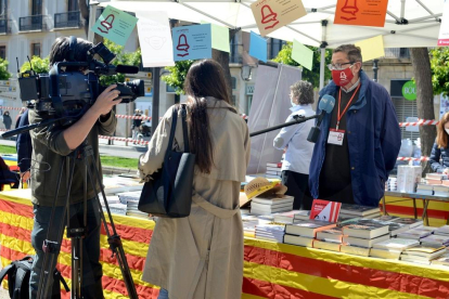 Celebración de la diada de Sant Jordi en la Rambla Nova de Tarragona, con control de acceso y medidas de seguridad anticovid.