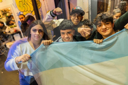 La selecció Argentina va guanyar el Mundial de Qatar i els argentins a Tarragona ho van celebrar amb una gran festa.