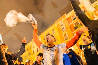 La selecció Argentina va guanyar el Mundial de Qatar i els argentins a Tarragona ho van celebrar amb una gran festa.