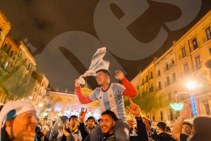 La selecció Argentina va guanyar el Mundial de Qatar i els argentins a Tarragona ho van celebrar amb una gran festa.