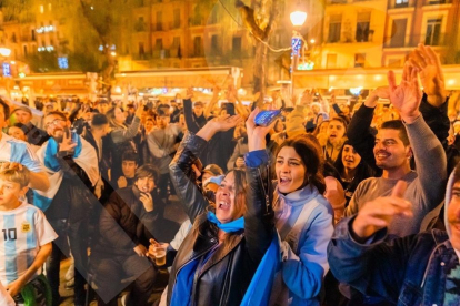 La selecció Argentina va guanyar el Mundial de Qatar i els argentins a Tarragona ho van celebrar amb una gran festa.