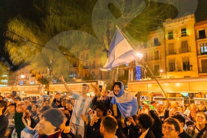 La selecció Argentina va guanyar el Mundial de Qatar i els argentins a Tarragona ho van celebrar amb una gran festa.