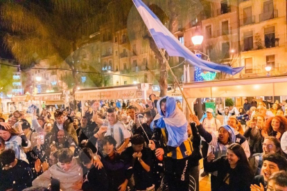 La selecció Argentina va guanyar el Mundial de Qatar i els argentins a Tarragona ho van celebrar amb una gran festa.