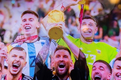La selecció Argentina va guanyar el Mundial de Qatar i els argentins a Tarragona ho van celebrar amb una gran festa.