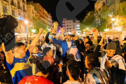 La selecció Argentina va guanyar el Mundial de Qatar i els argentins a Tarragona ho van celebrar amb una gran festa.