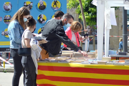 Celebració de la diada de Sant Jordi a la Rambla Nova de Tarragona, amb control d'accés i mesures de seguretat anticovid.