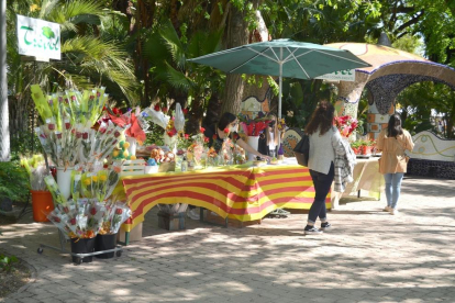 Reus ha celebrado Sant Jordi con los puestos de libros y de rosas en el parque de Sant Jordi. Se ha generado una larga cola para acceder que daba la vuelta al acceso al parque. Los visitantes recibían un número para estar un tiempo marcado dentro del recinto.