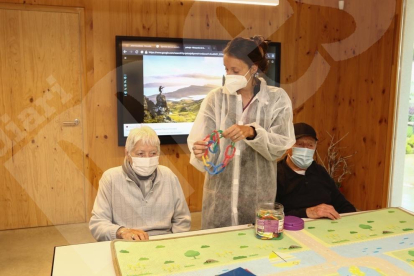 Teràpia amb gossos al Centre d'Alzheimer de Reus