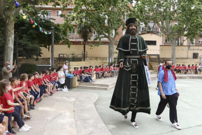 Los primeros al disfrutar del acto de Corpus han sido los alumnos de P5, primero y segundo de primaria de la Escuela Montsant en La Palma