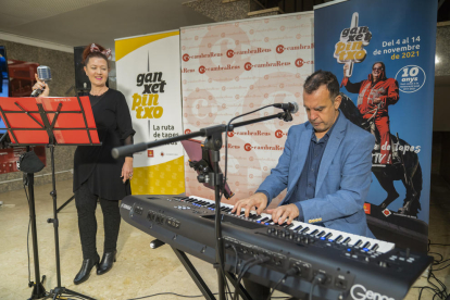 Ariel Santamaria, l'Elvis de Reus, dona el tret de sortida a l'edició de tardor de la ruta gastronòmica reusenca.