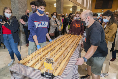 Ariel Santamaria, l'Elvis de Reus, dona el tret de sortida a l'edició de tardor de la ruta gastronòmica reusenca.