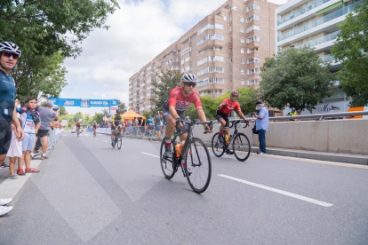 La Volta Ciclista Tarragona torna a la ciutat de Reus després d'un any absent per la pandèmia de la covid en una jornada amb plena expectació a la capital del Baix Camp.