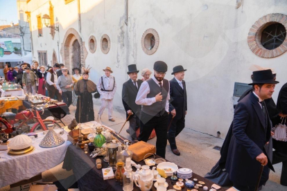 Se celebra el mercat d'antiquaris i d'entitats per la Festa 1900