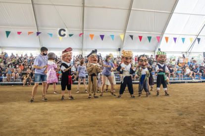 El Seguici Petit inauguró ayer la calle de la fiesta y el retorno de los actos festivos tradicionales levantaron mucho entusiasmo entre los ganxets