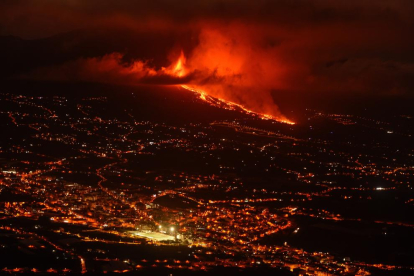 Una erupción volcánica empezó durando la tarde del domingo en los alrededores de Las Manchas, en El Paso en la isla de La Palma de Canarias