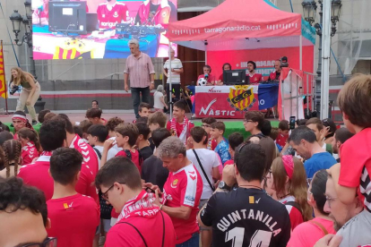 Els nastiquers s'han reunit a la plaça de la Font per veure el partit a la pantalla gegant.